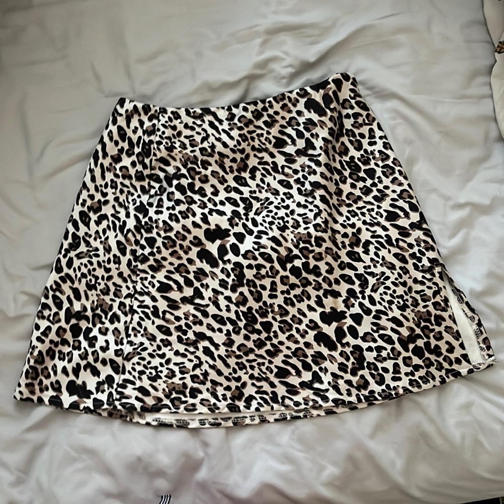 Leopard printed skirt with side slit